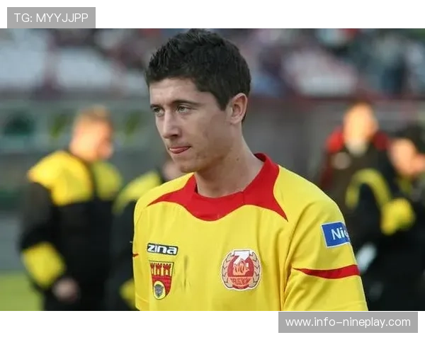 马克足球球星的传奇人生与赛场风采解析：从青涩少年到世界巨星的成长之路